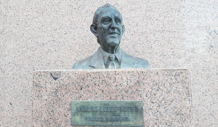 Monumento a Andrés López Yebra