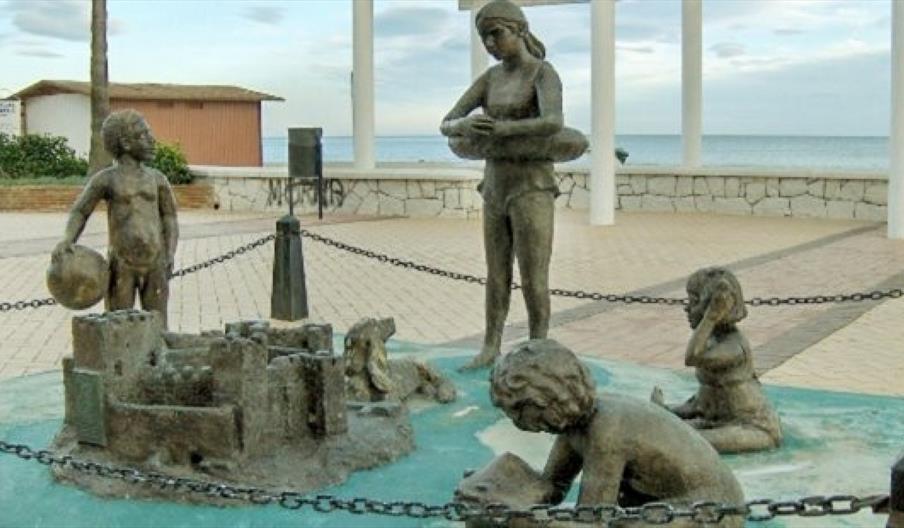 Niños en la playa (José Gómez Guerrero)